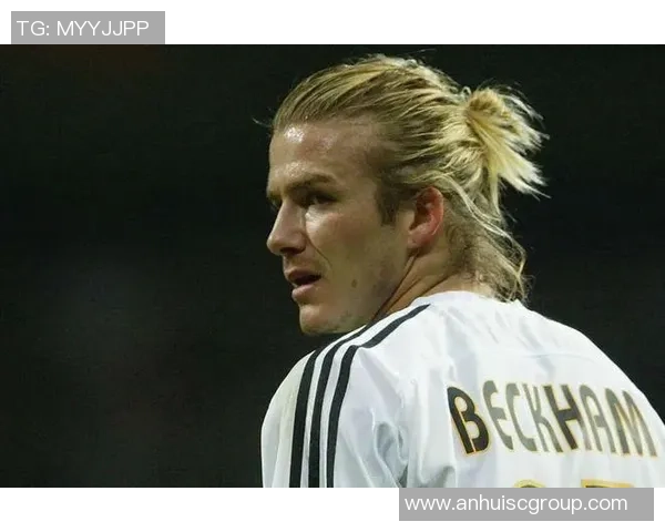 扎长头发的足球球星展示独特魅力与风采赛场外的时尚风头与运动精神